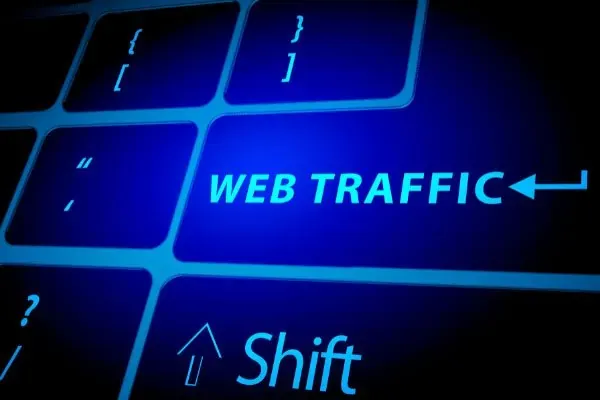 Teclado con una tecla azul en la que se lee web traffic