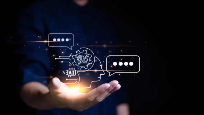 Mano abierta con iconos de inteligencia artificial y burbujas de conversación flotando