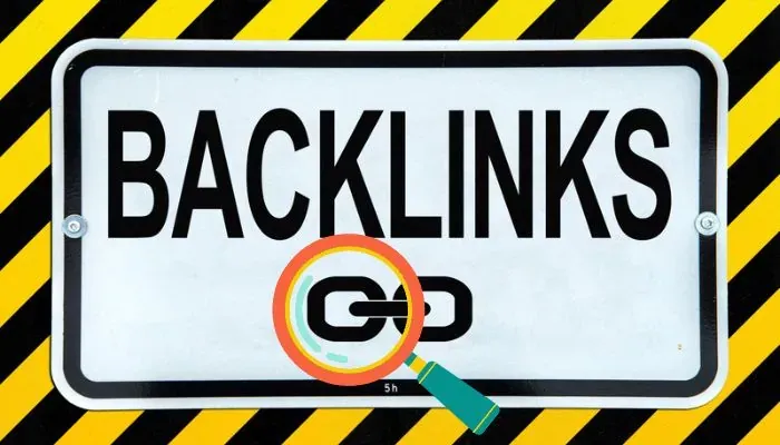 Cartel de advertencia amarillo y negro con la palabra backlinks y una lupa sobre un enlace