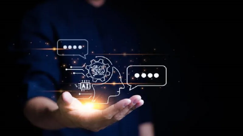 Mano abierta con iconos de inteligencia artificial y burbujas de conversación flotando